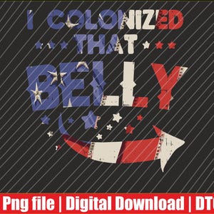 Könnte beinhalten: Ein verwittertes Grafikdesign auf schwarzem Hintergrund mit diagonalen Linien. Der Text lautet "I COLONIZED THAT BELLY" in Rot, Weiß und Blau, mit Sternakzenten und einem Pfeil. Das untere Banner lautet "Png file | Digital Download | DTG".
