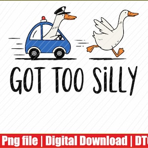 Op de afbeelding: Een cartoon illustratie van een gans in een blauwe politieauto die een andere gans achtervolgt. De gans in de auto draagt een politiepet. De tekst "GOT TOO SILLY" staat eronder. Digitale download.
