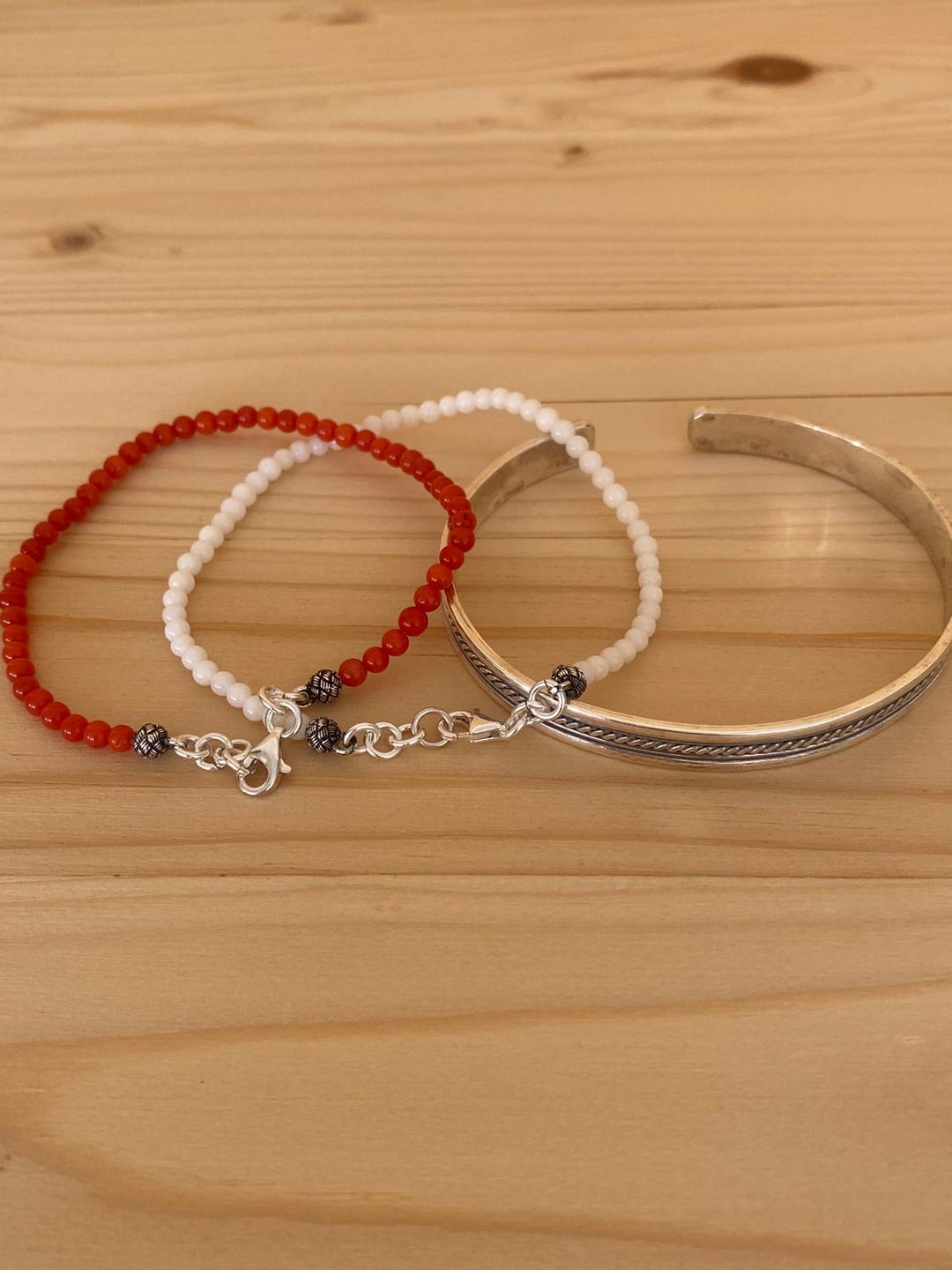 シルバーバングル　赤サンゴ 赤と白のサンゴのブレスレットセット – 手作りの18cmスターリング