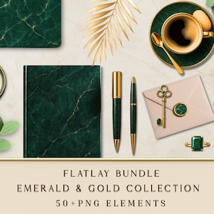 Op de afbeelding: Flatlay-bundel in smaragdgroen en goud met briefpapier, waaronder een notitieboek, pennen en een ring. Een kopje koffie, een sleutel en een envelop zijn ook aanwezig. De tekst luidt "Emerald & Gold Collection 50+ PNG Elements."