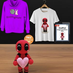 Puede incluir: Una exhibición con una sudadera con capucha morada con texto "KnittingHunt", una camiseta blanca con un diseño de amigurumi de Deadpool y un amigurumi de Deadpool tejido a ganchillo con un corazón rosa. También se muestra un patrón PDF digital.