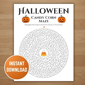 Może przedstawiać: Drukowany labirynt o tematyce Halloween z wzorem cukierków w środku. Labirynt jest okrągły i zawiera tekst "Halloween Candy Corn Maze". Dwie pomarańczowe dynie na górze. Pomarańczowe koło z napisem "Natychmiastowe pobieranie" po lewej stronie.