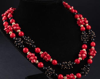 Rote Koralle Halskette, Schwarze Achat Perlen, Vergoldeter Statement Schmuck, Doppelstrang, Chunky Edelstein, Herz Knebelverschluss, Geschenk für Sie