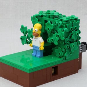 Homer Backing Into the Bushes Buildable Figure – Compatible Brick Set, Meme-Inspired Display Model, Funny Pop Culture MOC