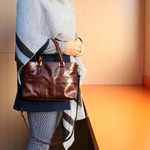 Handgefertigte italienische Lederhandtasche - Elegante strukturierte Tasche mit Umhängeriemen, echtes Vollkorn, minimalistischer Stil, Geschenk für Sie