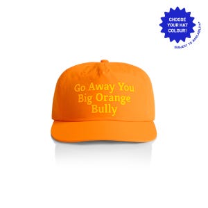 Könnte beinhalten: Orangefarbene Baseballkappe mit dem Text "Go Away You Big Orange Bully" in Gelb. Eine blaue Sternform-Grafik mit dem Text "CHOOSE YOUR HAT COLOUR!" befindet sich oben rechts.