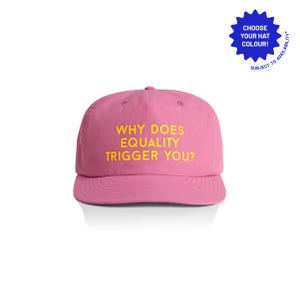 Puede incluir: Gorra de béisbol rosa con el texto "WHY DOES EQUALITY TRIGGER YOU?" en amarillo. Un gráfico azul en forma de estrella en la esquina superior derecha dice "CHOOSE YOUR HAT COLOUR!"