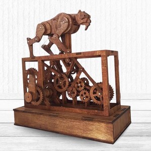 Steampunk Saber-Toothed Tiger Wooden Model – Mechanical Gear-Driven Artisan Craft, Unique Sabretooth Desk Ornament.