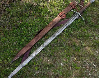 Hand-Forged Elven Longsword: Damascus Steel Blade, Walnut Handle, Emerald Accents