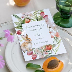 Convite de aniversário editável para menina | Coelhinho e frutas vermelhas em aquarela | Tema floral | Festa no jardim | Download instantâneo | Animais da floresta