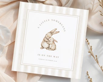 Schwangerschaftsankündigungskarte mit beigem Häschen: Oster-Babyüberraschung, ein kleines Häschen unterwegs (editierbare Canva-Vorlage, digitaler Download)