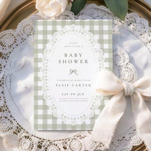 Grünes Gingham-Babyparty-Einladung: Spitze-Gingham-Baby-Party einladen, neutrales Baby bestreuen (Canva-Vorlage, digitaler Download) BS-09