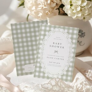Puede incluir: Invitaciones para baby shower con un patr&oacute;n de cuadros vichy verde y blanco. La invitaci&oacute;n presenta el texto "Baby Shower" y los detalles de Elsie Carter. Un ramo de flores blancas est&aacute; en el fondo.