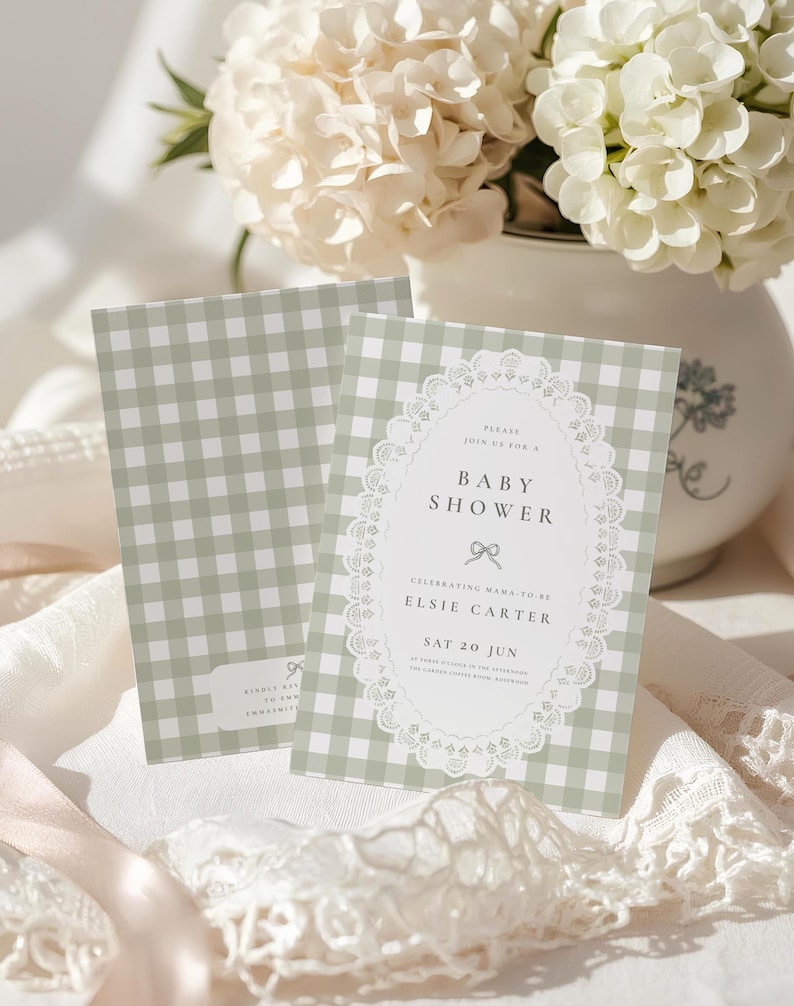 Puede incluir: Invitaciones para baby shower con un patr&oacute;n de cuadros vichy verde y blanco. La invitaci&oacute;n presenta el texto "Baby Shower" y los detalles de Elsie Carter. Un ramo de flores blancas est&aacute; en el fondo.