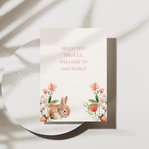 Digitale geboortekaartjes | Bos konijntje babykaart | Bloemig aardbeiontwerp | Afdrukbaar en mobiel | Direct downloaden | Groen