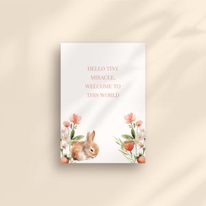 Tarjeta digital de felicitación de nacimiento / Tarjeta de bebé con conejito del bosque / Diseño floral de fresa / Imprimible y móvil / Descarga instantánea / Verde