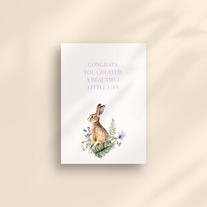 Tarjeta digital de felicitación de nacimiento / Conejito del bosque y flores lilas / Formato imprimible y móvil / Descarga instantánea / Botánica / Animales