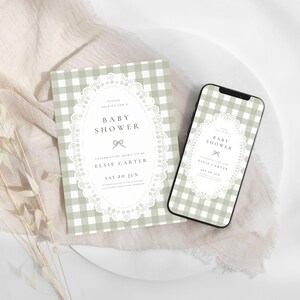 Puede incluir: Una invitaci&oacute;n a un baby shower y un tel&eacute;fono inteligente que muestra el mismo dise&ntilde;o. La invitaci&oacute;n y la pantalla del tel&eacute;fono presentan un patr&oacute;n de cuadros verdes y blancos, un marco ovalado decorativo y el texto "Baby Shower".