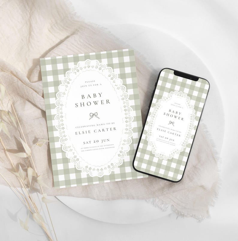 Puede incluir: Una invitaci&oacute;n a un baby shower y un tel&eacute;fono inteligente que muestra el mismo dise&ntilde;o. La invitaci&oacute;n y la pantalla del tel&eacute;fono presentan un patr&oacute;n de cuadros verdes y blancos, un marco ovalado decorativo y el texto "Baby Shower".