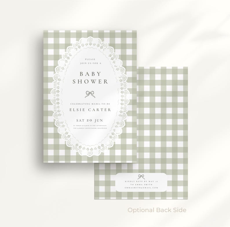 Puede incluir: Invitaci&oacute;n a un baby shower con un patr&oacute;n de cuadros vichy verde y blanco. La invitaci&oacute;n presenta un &oacute;valo de encaje blanco con las palabras "Baby Shower" y los detalles de la fiesta de Elsie Carter. La parte posterior opcional tambi&eacute;n es visible.