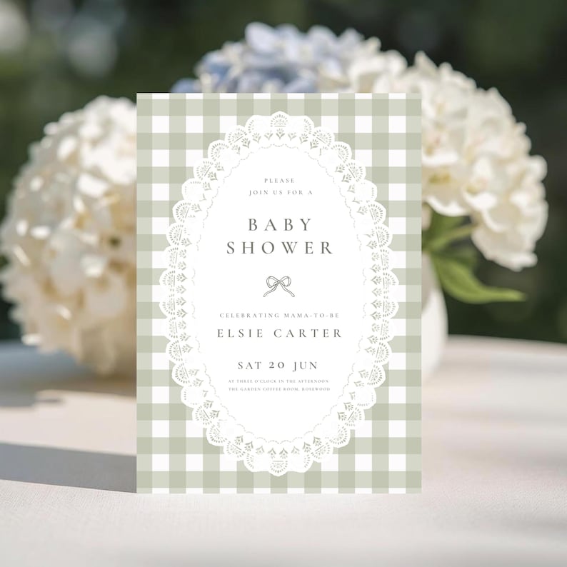 Puede incluir: Una invitaci&oacute;n a un baby shower con un fondo de cuadros vichy verdes y blancos. La invitaci&oacute;n presenta un marco ovalado blanco con un dise&ntilde;o de encaje y las palabras "Baby Shower". El texto incluye el nombre "Elsie Carter" y la fecha "SAT 20 JUN".