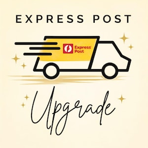 Könnte beinhalten: Illustration eines weißen Lieferwagens mit gelbem Laderaum, mit den Worten "Express Post" und dem Logo. Das Wort "Upgrade" ist in Kursivschrift unter dem LKW geschrieben, mit Sternakzenten auf cremefarbenem Hintergrund.