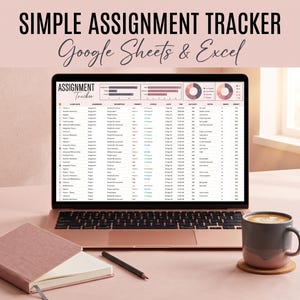 Puede incluir: Una pantalla de portátil que muestra una hoja de cálculo digital de seguimiento de tareas para Google Sheets y Excel, con columnas para nombre de clase, tarea, prioridad, estado, fecha y nota. Un cuaderno rosa, un lápiz negro y una taza están cerca.