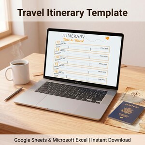 以下が含まれることがあります： 「Time to Travel」の文字が入った旅行日程テンプレートが映し出されたノートパソコン。木製の机の上には、白いマグカップ、ペン、パスポート、地図が置かれています。「Google Sheets & Microsoft Excel | Instant Download」の文字が下にあります。