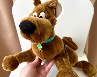 Perro de peluche vintage de Scooby-Doo de 33 cm (13 pulgadas) de Equity Marketing Inc. • Perro de peluche coleccionable de dibujos animados • Peluche de bolitas
