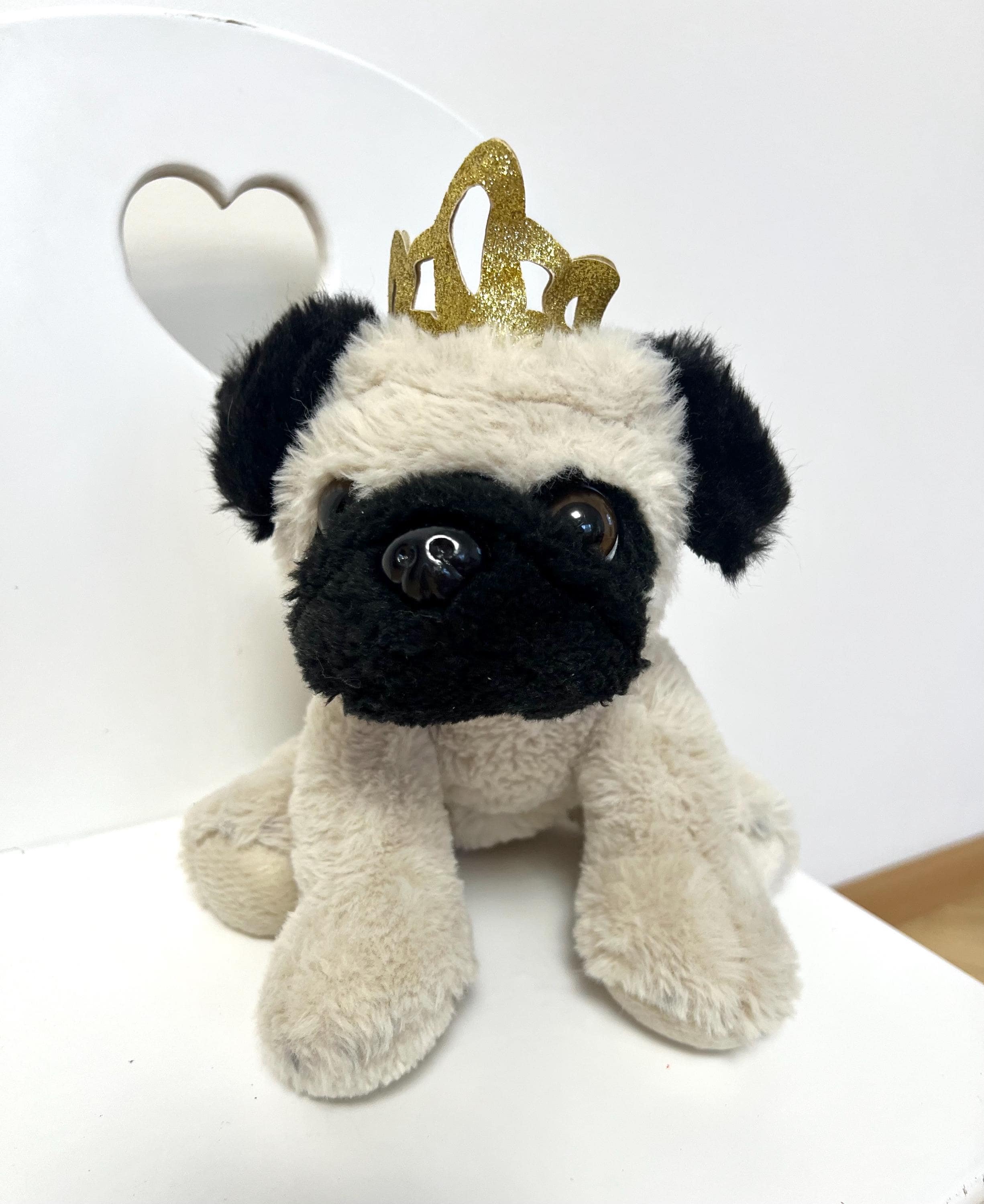 金の王冠をつけたパグ犬のぬいぐるみ - Snugglesブランド