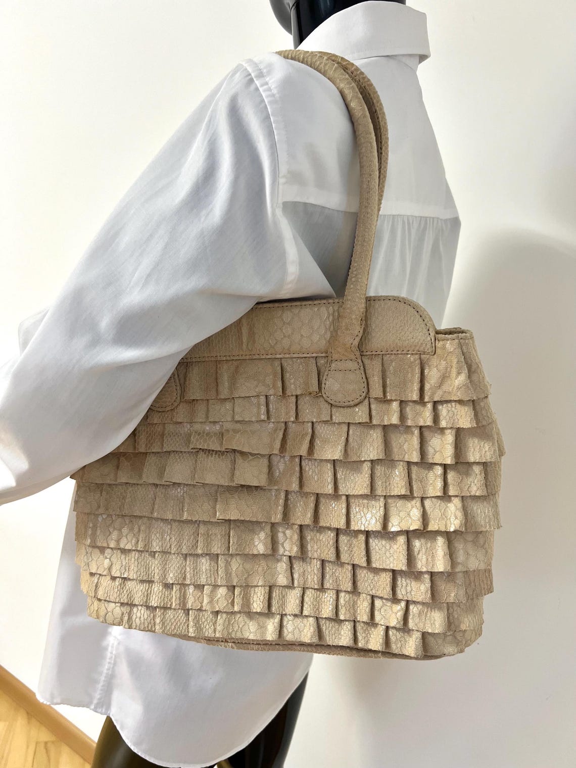 Vintage Beige Ruffle Tote Bag/Medium Elegant Shoulder Handbag/Retro Women Purse with Floral Lining/Magnetic Closure/Womens Gift, foto 3 di 5