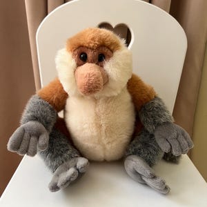 Vintage Singapore Zoo Proboscisapa Plyschleksak • 31 cm • Långnosad Apa • Borneo Wildlife Apa • Samlarobjekt för Zoo Souvenir • Sällsynt Apa