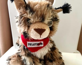 Peluche vintage de lince del Teletón: gato montés moteado con pañuelo rojo. Peluche de 24 cm. Coleccionable benéfico. Peluche raro.