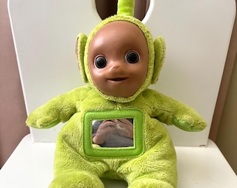Teletubbies Knuffeldier – 35 Cm – Rode Po – Zacht Pluche – Officieel Speelgoed – Cadeau Voor Kinderen – Geschikt Voor Alle Leeftijden