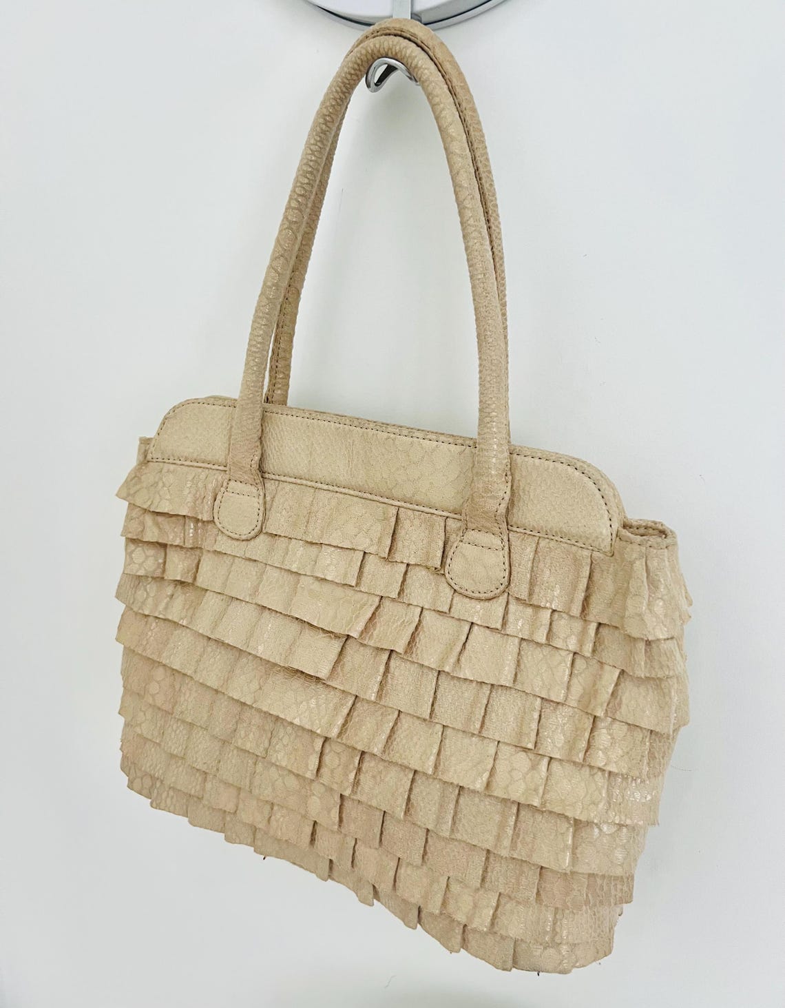 Vintage Beige Ruffle Tote Bag/Medium Elegant Shoulder Handbag/Retro Women Purse with Floral Lining/Magnetic Closure/Womens Gift, foto 2 di 5