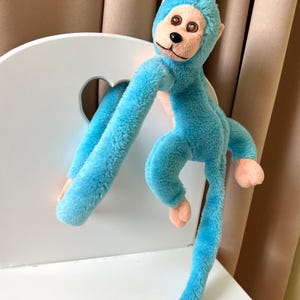 抱きしめる猿のぬいぐるみ - ベルクロ付きの青い長い腕のぬいぐるみ