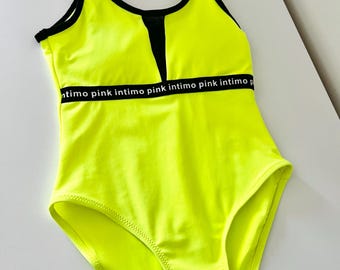 Traje de baño infantil de una pieza amarillo neón verdoso • Talla 7/9 años (122-134 cm) • Inserción de malla rosa Intimo • Estilo deportivo retro • Nuevo
