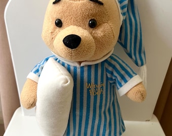 Pelúcia vintage do Ursinho Pooh da Disney de pijama • Brinquedo de pelúcia colecionável do Pooh dormindo