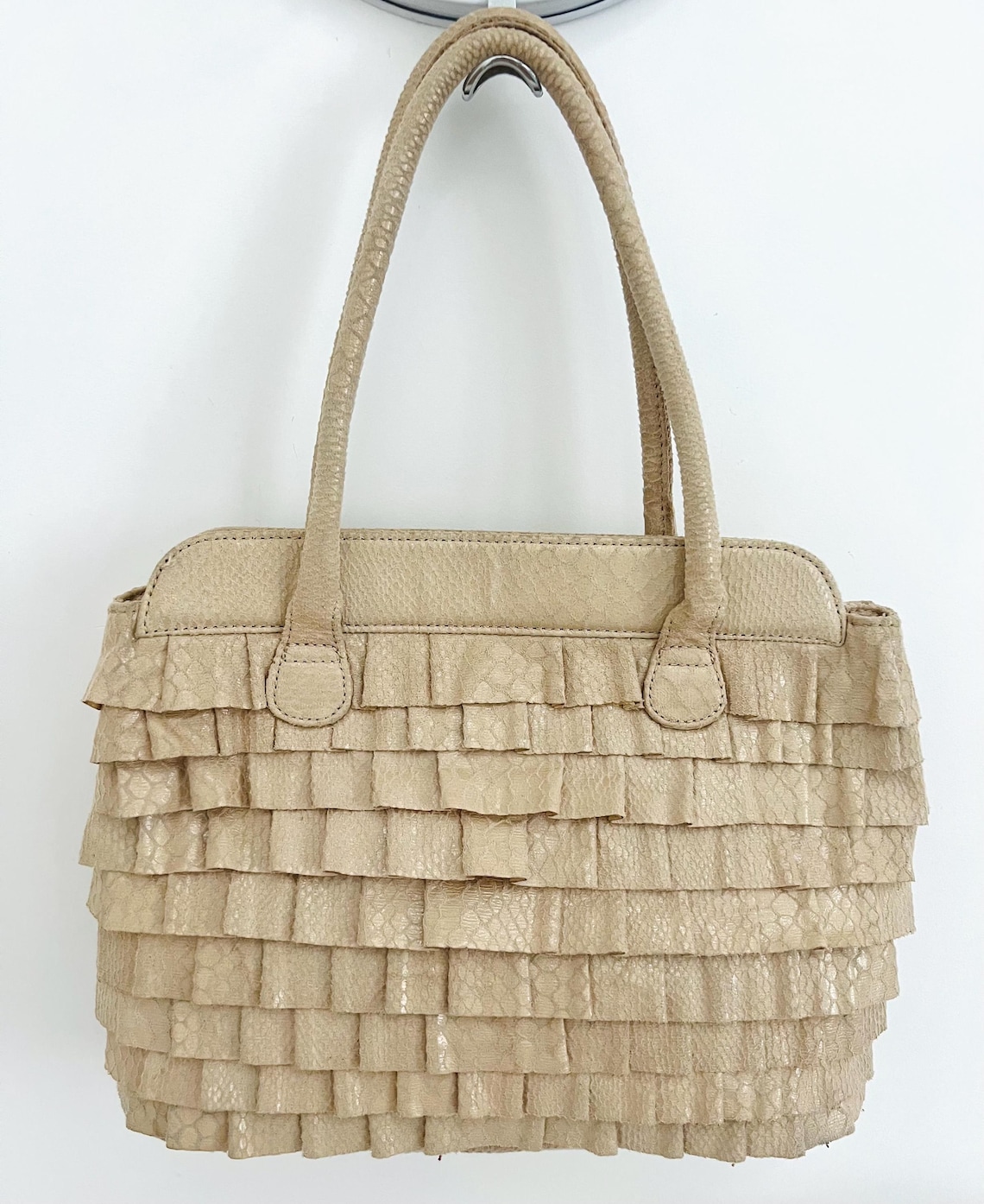 Vintage Beige Ruffle Tote Bag/Medium Elegant Shoulder Handbag/Retro Women Purse with Floral Lining/Magnetic Closure/Womens Gift, foto 1 di 5
