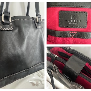 以下が含まれることがあります： 黒い革製のトートバッグ。白いステッチとシルバーの金具が特徴です。2つのハンドルと赤い内装があります。「Radley London」のブランド名が黒い革のタグに表示されています。