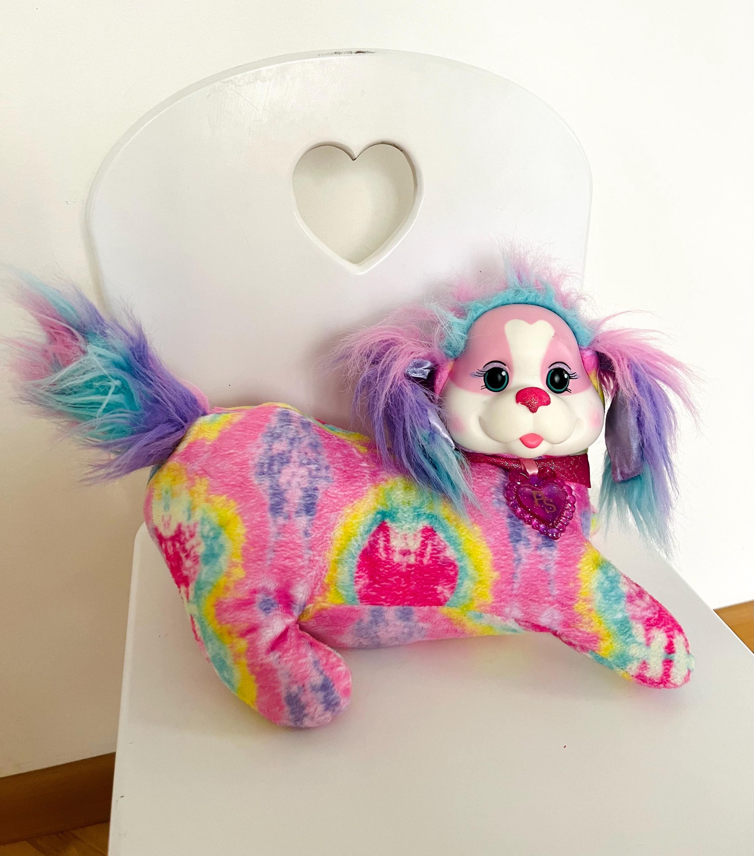 子犬サプライズぬいぐるみ犬（隠しポーチ付き） - カラフルなタイダイ 