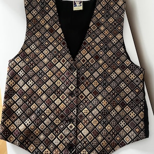 Può includere: Un gilet fantasia con schiena e fodera nere. Il davanti presenta un motivo a rombi ripetuto nelle tonalità del marrone, dell'oro e del bordeaux. Il gilet ha uno scollo a V e una chiusura con bottoni.