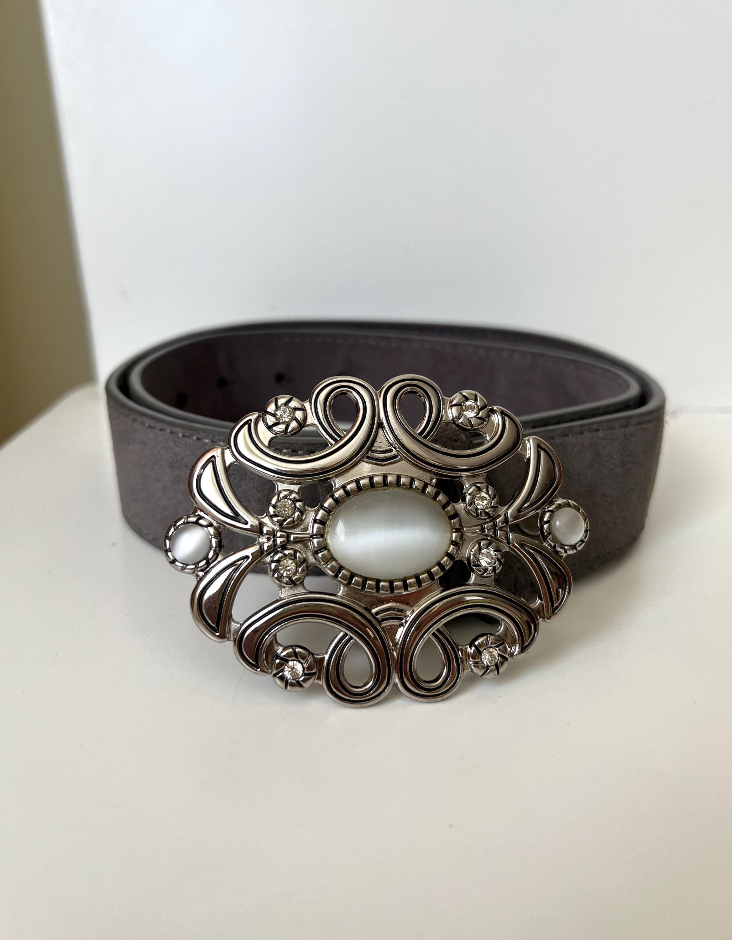 Vintage 80s gray suede belt Vintage 80s Gray Suede Leather Belt With Ornate Statement  main image 3