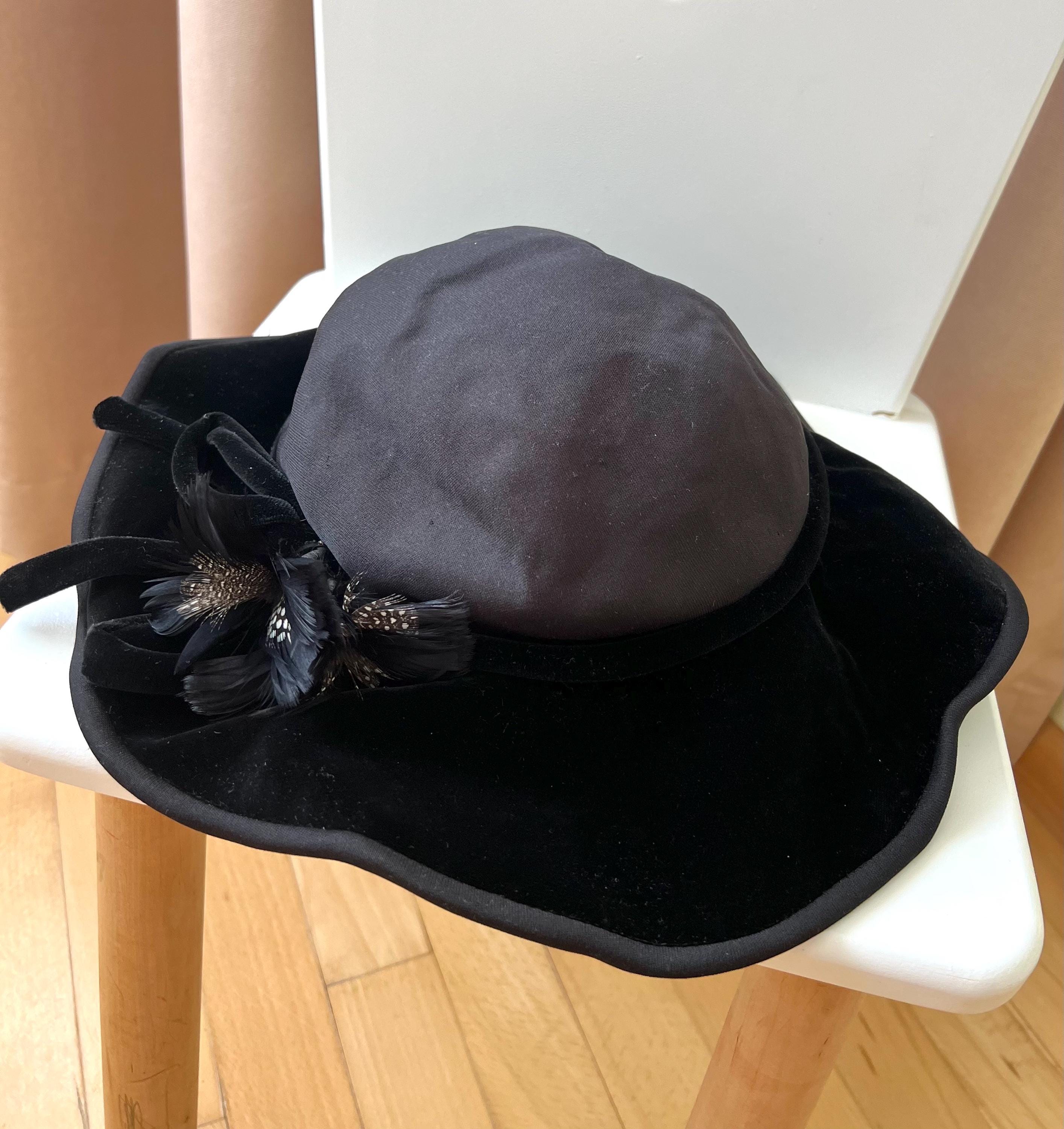 MAGNIFICENT 1940\'s BLACK FELT HAT WITH UPTURNED BRIM + MULTICOLOR FEATHER \