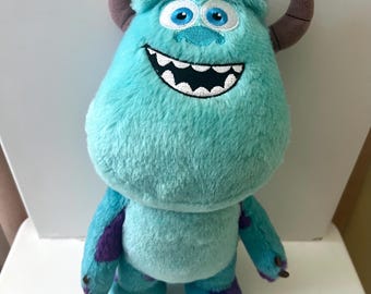 ディズニー/ピクサー モンスターズ・ユニバーシティ ジェームズ「サリー」サリバン ぬいぐるみ – 28 cm / 11 インチ、ディズニー コレクターズアイテム ソフトモンスター