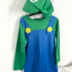 Costume Per Bambini 4 Pezzi – Tuta Da Gioco Con Cappello Con Lettera, Guanti Bianchi E Baffi Finti Per Cosplay E Feste (Taglie 3-12 Anni)