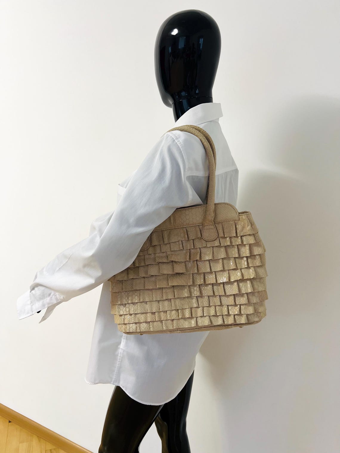 Vintage Beige Ruffle Tote Bag/Medium Elegant Shoulder Handbag/Retro Women Purse with Floral Lining/Magnetic Closure/Womens Gift, foto 4 di 5