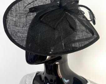 Sombrero Hatinator vintage de sinamay negro • Tocado llamativo de disco ancho con plumas y lazo • Elegante sombrero para bodas o carreras de caballos
