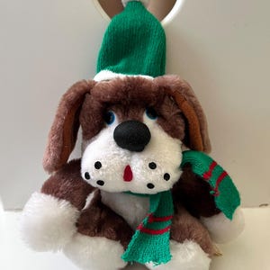 Vintage plyschhund med grön vintermössa och halsduk från Heisel & Seneca • 16 cm • Samlarobjekt tysk plysch