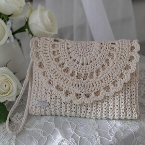Melkwitte raffia-clutch: elegantie voor elke gelegenheid